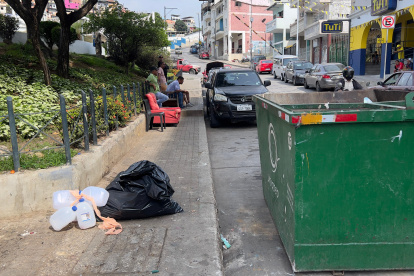 Imagen. Los habitantes manifiestan que el contenedor de basura da un mal aspecto a la Plaza Colón y genera malos olores, lo cual no es agradable para fomentar el turismo.