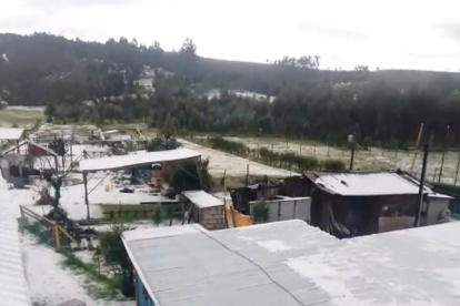 El granizo pinto con un manto blanco a Ticatilin.