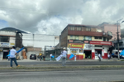 En el sur de Quito, jóvenes agitan banderas de uno de los movimientos políticos.