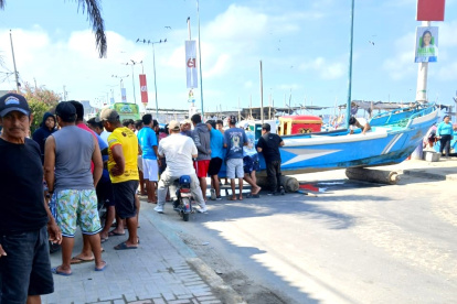 Los pescadores cerraron la vía con una lancha para impedir el paso y exigir la atención de las autoridades.