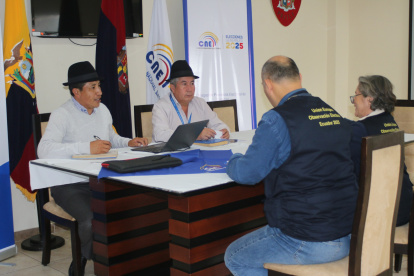 Los integrantes de la Misión de Observación Electoral se reúnen con autoridades en la provincia.