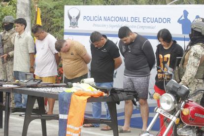 Entre los detenidos hay una mujer, quien habría sido pareja de un líder criminal.