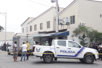 El cuerpo de Hilner Zambrano Gallardo quedó sobre la acera de la urbanización donde residía. Su hermano, José Zambrano, dentro del negocio.
