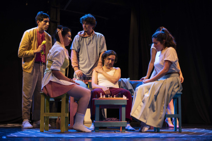 La obra cuenta con siete personajes en escena, miembros de un mismo grupo de amigos.