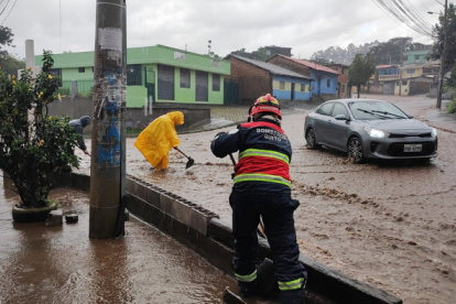 Por las lluvias que se registraron la tarde de ayer, Bomberos de Quito atendió siete emergencias en el valle de Los Chillos
