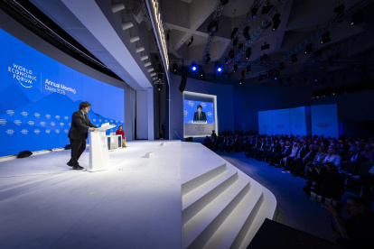 Javier Milei, presidente de Argentina, habla durante una mesa redonda en la 55ª reunión anual del Foro Económico Mundial (FEM), en Davos, Suiza, el 23 de enero de 2025.