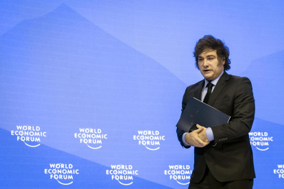 El presidente de Argentina, Javier Milei, asiste a una mesa redonda en la 55ª reunión anual del Foro Económico Mundial (FEM), en Davos, Suiza, el 23 de enero de 2025.