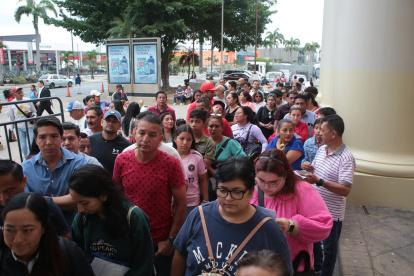 Personas se aglomeran en la entrada de las oficinas del Registro Civil del edificio del Gobierno del Litoral.