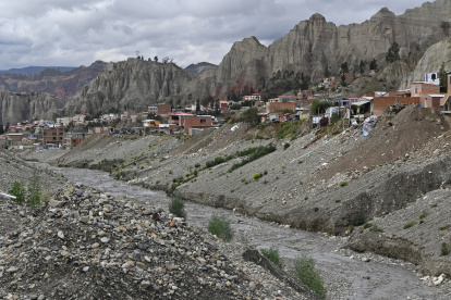 El río Irpavi se ve en el barrio Irpavi II en La Paz el 7 de enero de 2025.