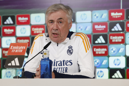 MADRID, 24/01/2025.- El entrenador del Real Madrid, Carlo Ancelotti, durante la rueda de prensa posterior al entrenamiento realizado este viernes en la Ciudad Deportiva de Valdebebas, donde el equipo prepara el partido de Liga que les enfrenta mañana al Real Valladolid. EFE/J.P. Gandul