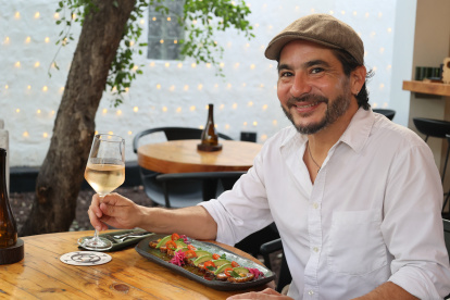 Andrés Arrata en su restaurante Ayora