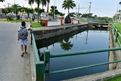 Un canal que colinda con la entrada de la urbanización se suele desbordar.