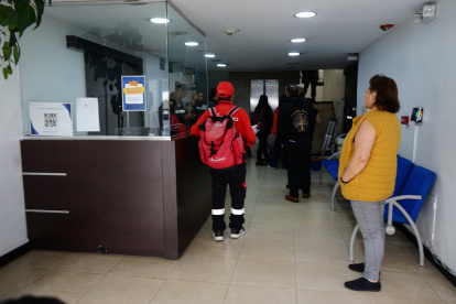 El ambiente en los exteriores del Consejo de Participación Ciudadana durante el allanamiento de Fiscalía.