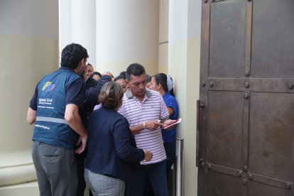 Personas se aglomeran afuera del Registro Civil.
