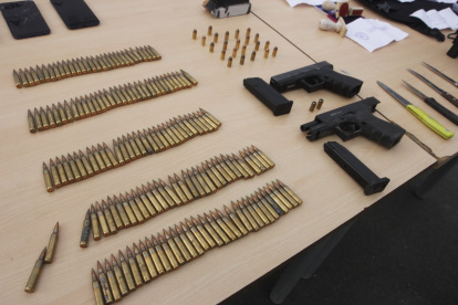 Armas y municiones de calibre militar fueron decomisadas.