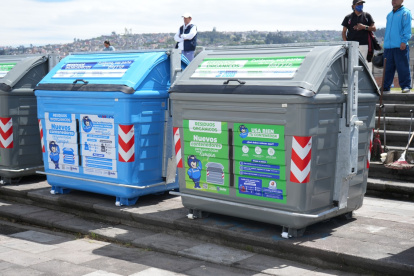 El Municipio entregó  765 nuevos contenedores en cinco barrios del sur de Quito que permitirá clasificar la basura de forma responsables
