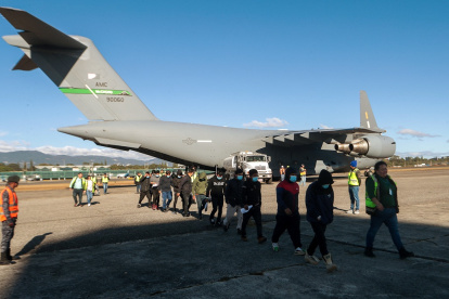 La imagen publicada por el Instituto Guatemalteco de Migración muestra a migrantes descendiendo de un avión militar estadounidense después de ser deportados.