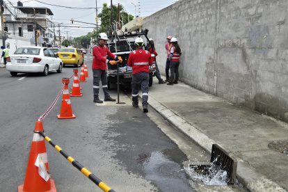 Según información de Interagua, los trabajos realizado el jueves 23 de enero solucionaron el problema del agua turbia en Urdesa Central; los moradores dicen que el problema persiste.