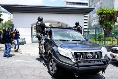 La Policía salió del edificio del Cpccs en Quito por la parte posterior tras allanamiento.