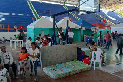 Un grupo de desplazados por la violencia en el Catatumbo en el Coliseo Argelino Durán Quintero este martes, en Ocaña (Colombia).