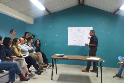 Kléber Chalá, dirigente barrial de El Trigal, explicó el proyecto a Claudia Otero, gerenta de la Epmmop, y a su equipo, el 14 de enero del 2025.