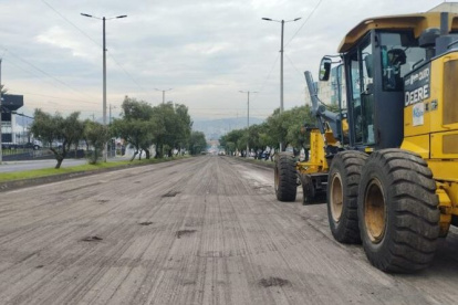 Los trabajos se concentran en los carriles centrales de la av. Galo Plaza Laso.
