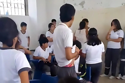 En el video se puede observar como la rectora encara al menor de edad.