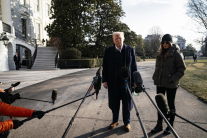 El presidente de Estados Unidos, Donald Trump, habla con miembros de los medios junto a la primera dama, Melania Trump, en el Jardín Sur de la Casa Blanca, el 24 de enero de 2025.