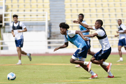 Emelec enfrenta a Manta en el estadio Reales Tamarindos, en Portoviejo.