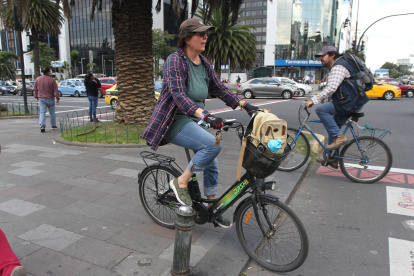 Muchas personas en Quito usan bicicleta porque es un transporte rápido, económico y sostenible.