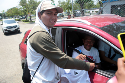 La camiseta de Benavides cuenta con más de 20 firmas de futbolistas eléctricos.