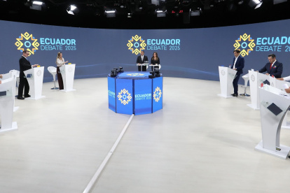 En el debate presidencial, los 16 candidatos hicieron sus ofrecimientos sin hablar de cómo lo harán.