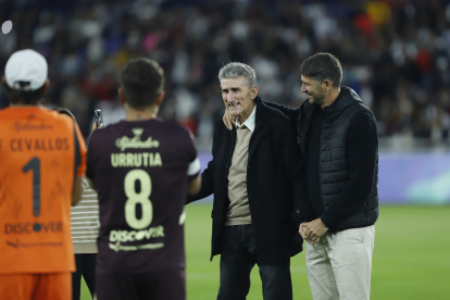El exentrenador Edgardo Bauza recibió un reconocimiento en la Noche Blanca.