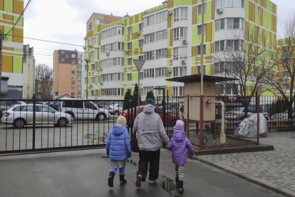Yulia Timoshenko y sus dos hijas caminan cerca de su apartamento en Irpín.