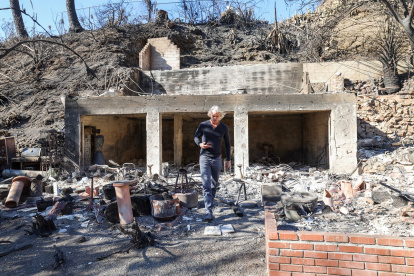 Sebastian Harrison examina las ruinas carbonizadas de su casa y sus anexos con vista al Océano Pacífico después del incendio de Palisades en Malibú, California, el 21 de enero de 2025.
