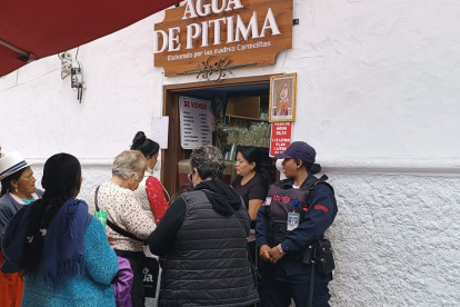 Bebida. Decenas llegan al local "Agua de pitima" para refrescarse con el preparado.