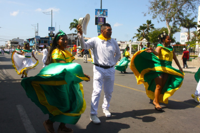 1. Desfile. Delegaciones propias y de otros cantones de la provincia de Santa Elena también participaron con bailes típicos y vestimentas.