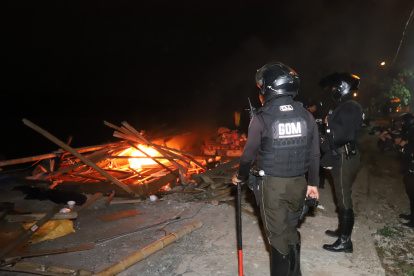 Fueron unos treinta policías a bordo de motocicletas y patrullas los que intervinieron el sector.