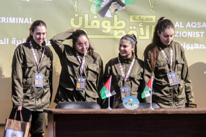 Las rehenes israelíes Naama Levy, Liri Albag, Daniella Gilboa y Karina Ariev (i-d) antes de ser entregadas al representante del Comité Internacional de la Cruz Roja (CICR) por militantes de Hamas.