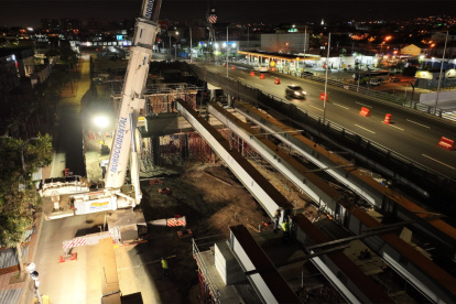 Trabajadores realizaron tareas de colocación de 12 vigas de 32 metros para el puente de la avenida de las Américas, entre el miércoles 22 y viernes 24 de enero.