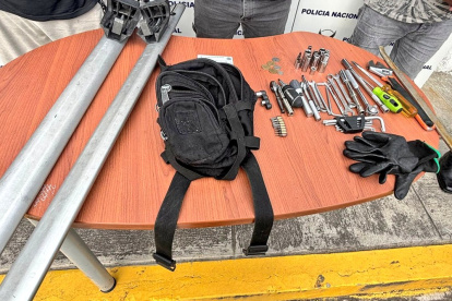 Los detenidos tenían distintas herramientas, un arma de fuego y municiones.