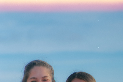 Descubre cómo Krizia y Sofía crearon Raya Sisters, un proyecto único que une yoga, surf y actividades de crecimiento personal para mujeres