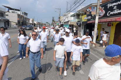 Los moradores, vestidos de blanco, atendieron a esta marcha.