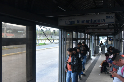 Cables zafados, mobiliario sustraído, puertas averiadas y otros daños son la realidad en las paradas del Corredor Central Norte.