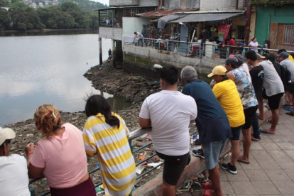 Moradores observaban cómo encontraron a la persona baleada en el Estero Salado.