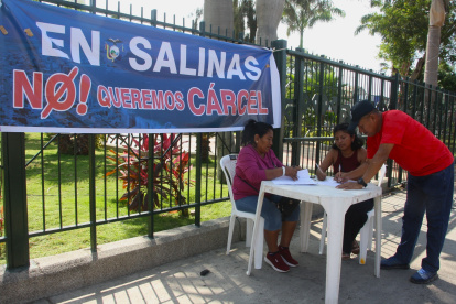 En Anconcito se han instalado lugares para la recolección de firmas en rechazo a la nueva prisión.