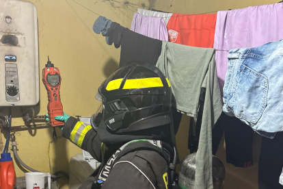 Los bomberos realizaron las mediciones de aire en el ambiente.