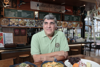 Rodeado de sus creaciones insignia, refleja su pasión por la gastronomía.