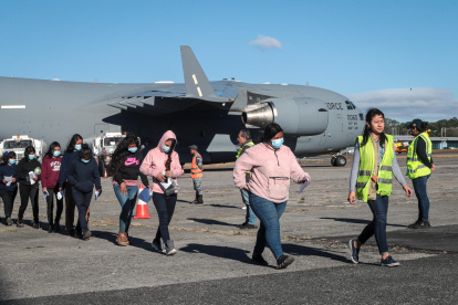 Un grupo de migrantes guatemaltecos deportados caminando por la pista de la Base Aérea de Guatemala, en Ciudad de Guatemala (Guatemala).