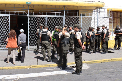 Padres de familia realizó un plantón en los exteriores de una unidad educativa para denunciar la existencia de una presunta red de extorsión al interior de la institución.